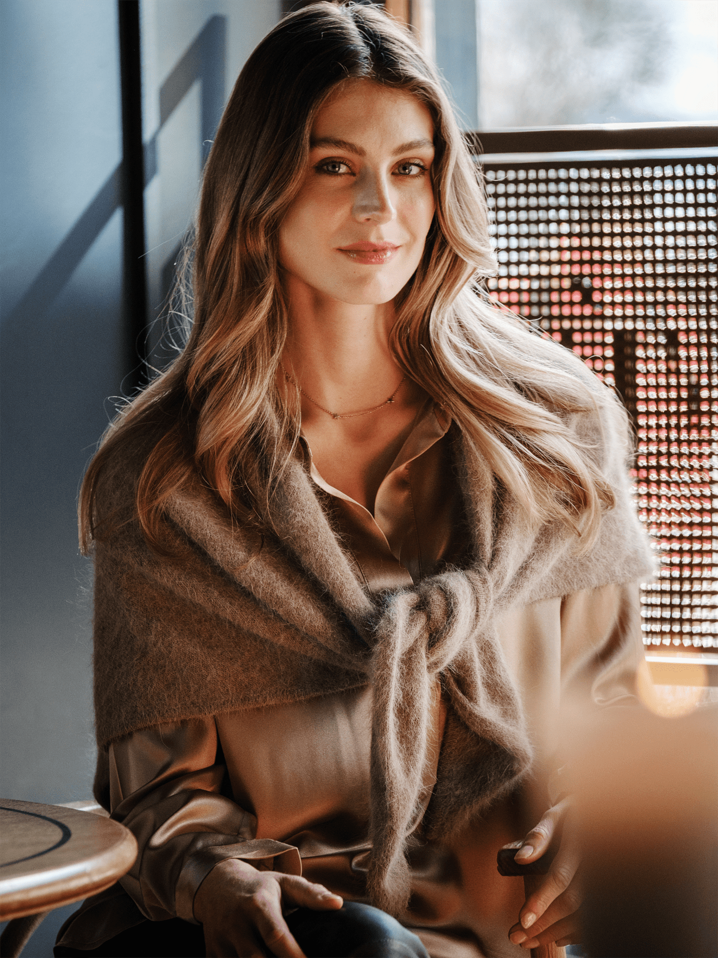Cosy Shawl - Praline - at home
