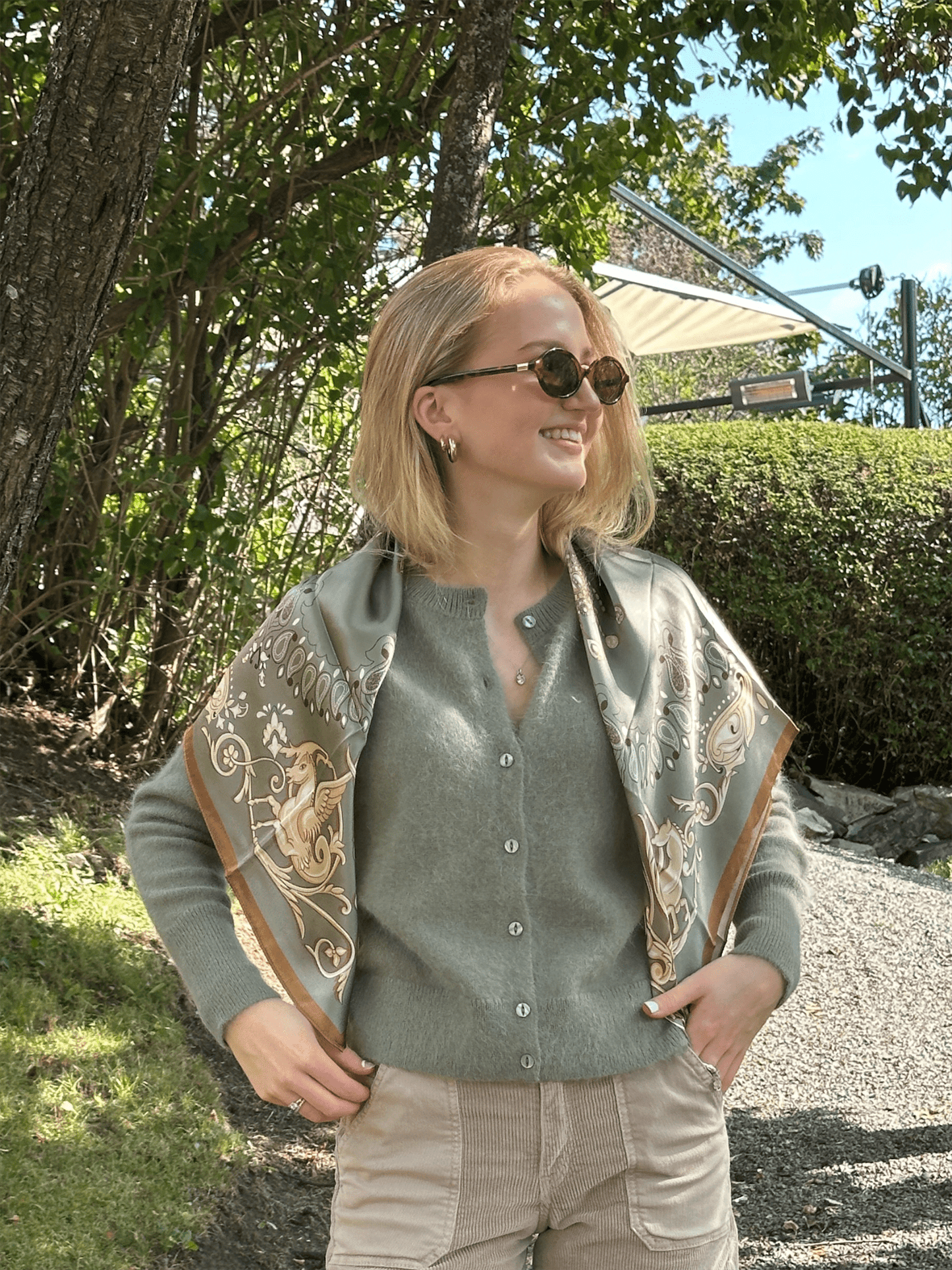 Lola Silk Scarf - Oliven - at home