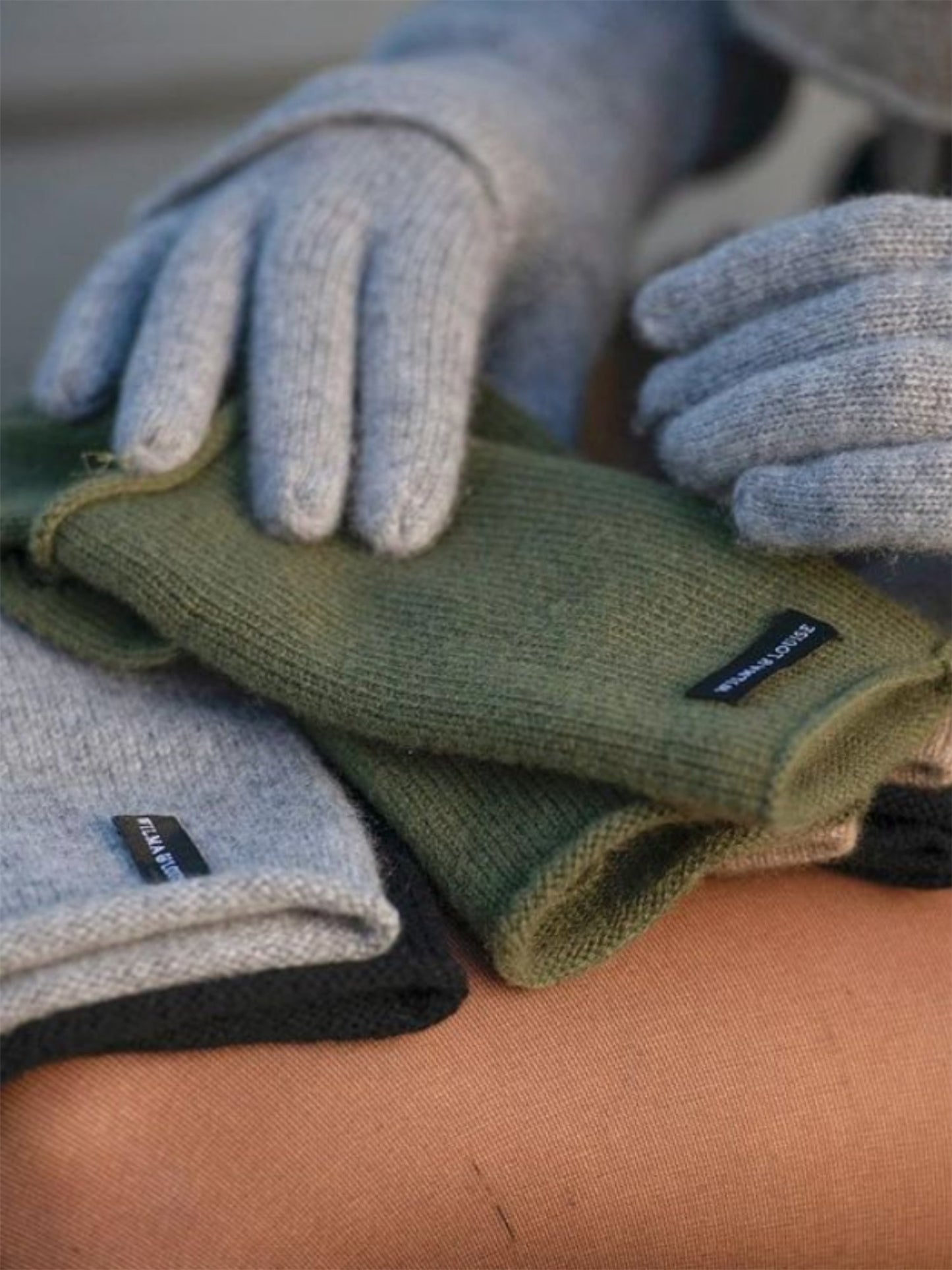 Cashmere Gloves - Green - at home