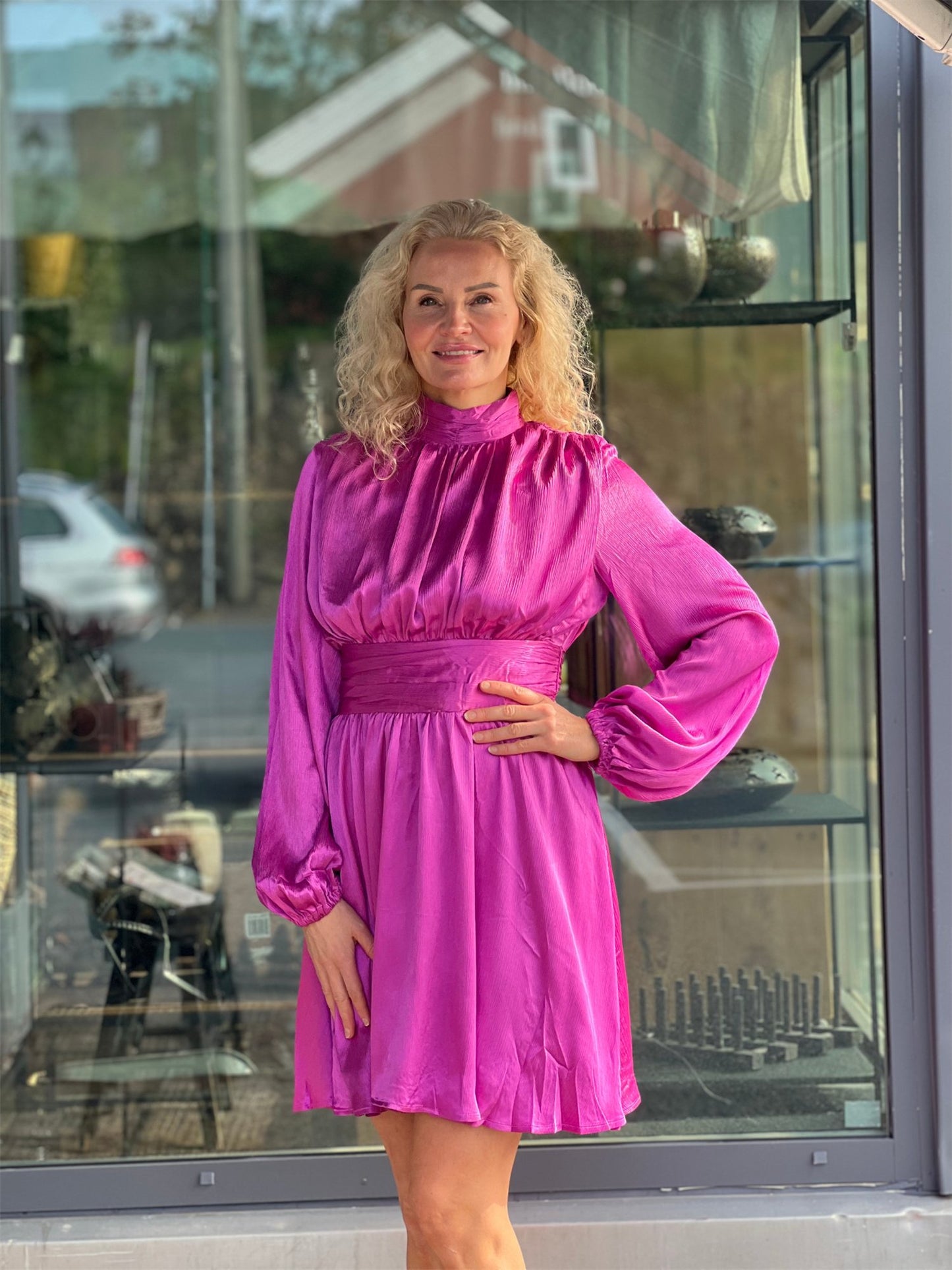 Juvelia Kjole - Fuschia - at home