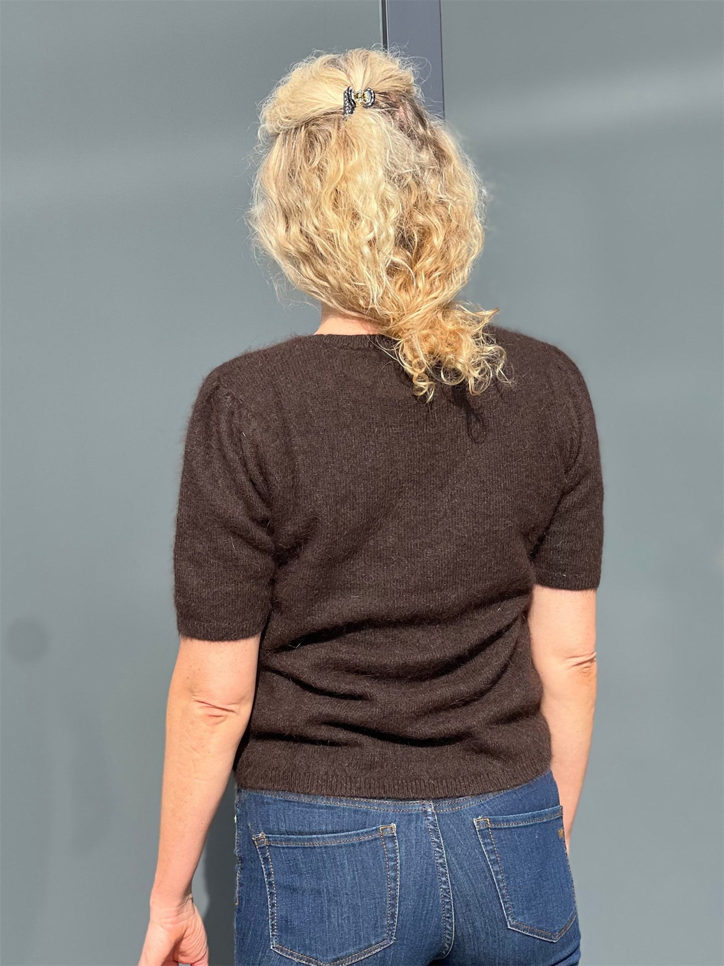 Sarah Pullover - Brown - at home