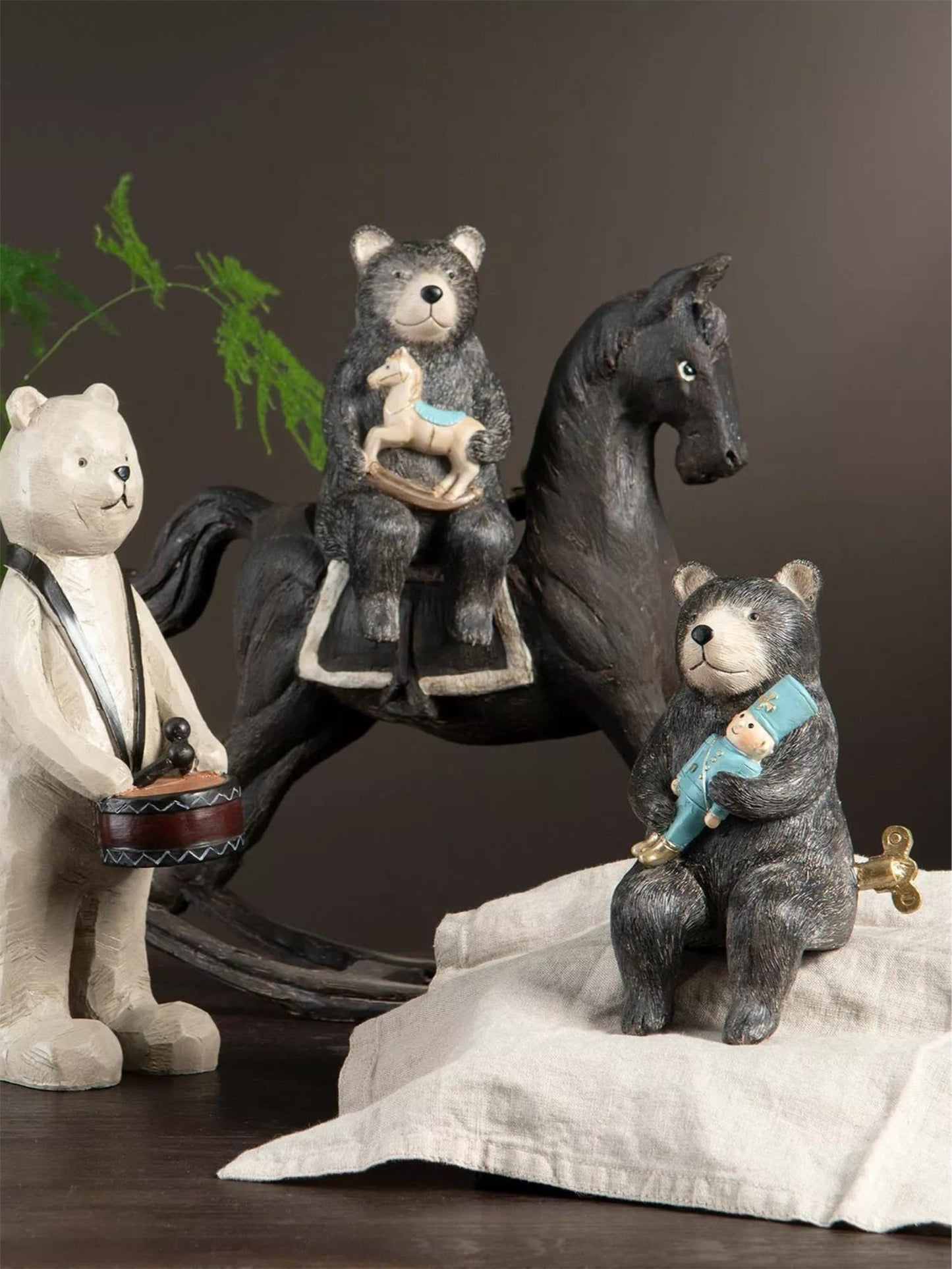 Sittende Bjørn Med Leke - at home