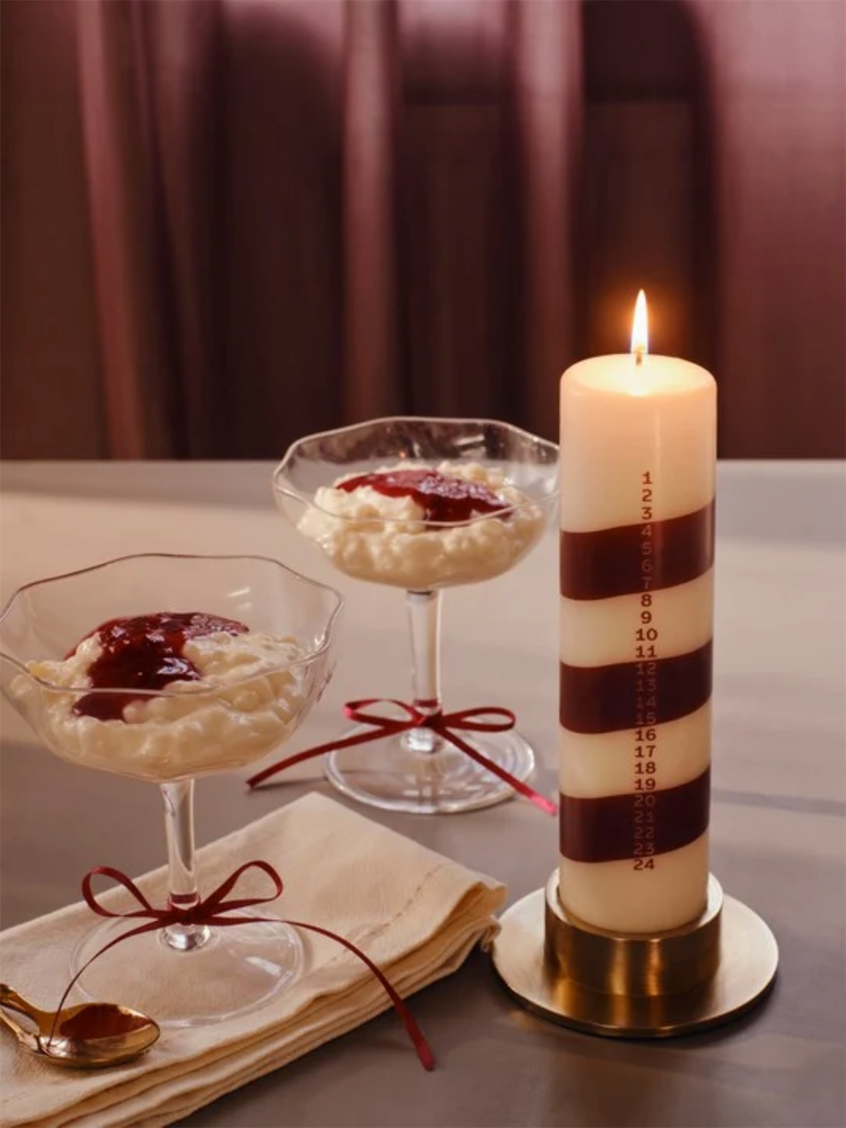 Linea Calendar Candle -Offwhite/Burgundy