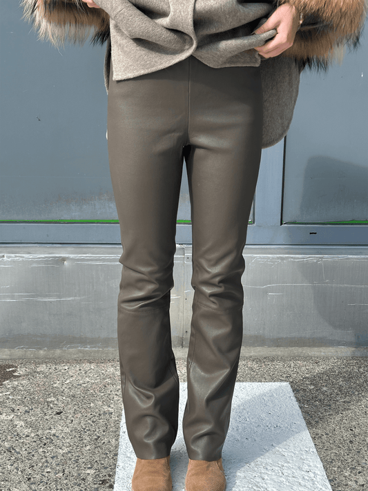Beate Trouser - Cappuchino - at home