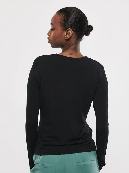 Christina - M Top - Black - at home