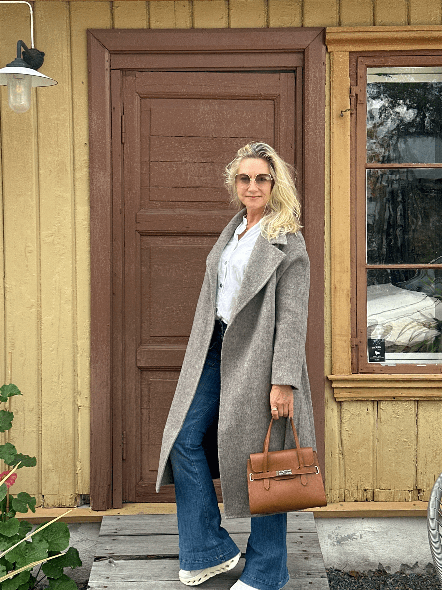 Elegant Coat - Praline - at home