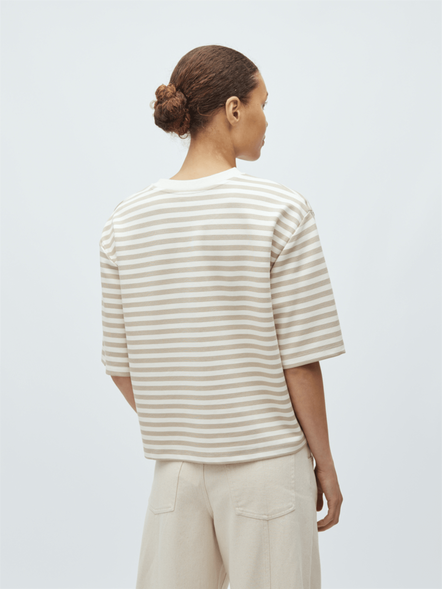 Emrys - M T-shirt - Island Fossil Stripe - at home