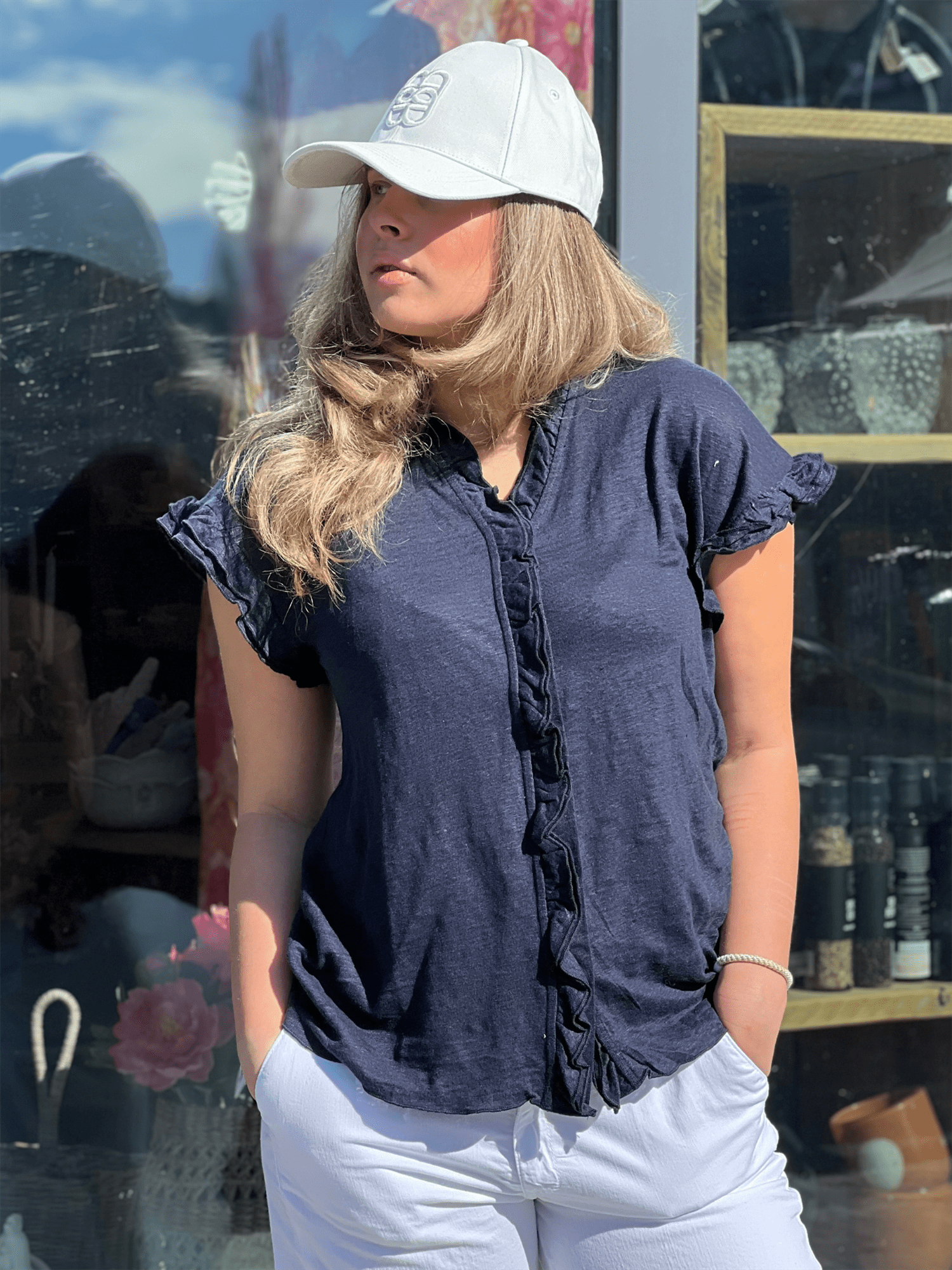 Karianne Linen Tee - Navy - at home