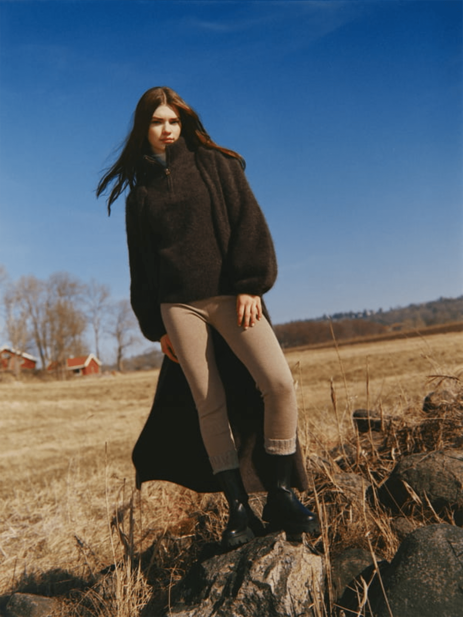 Li Chunky Sweater - Dark Brown - at home