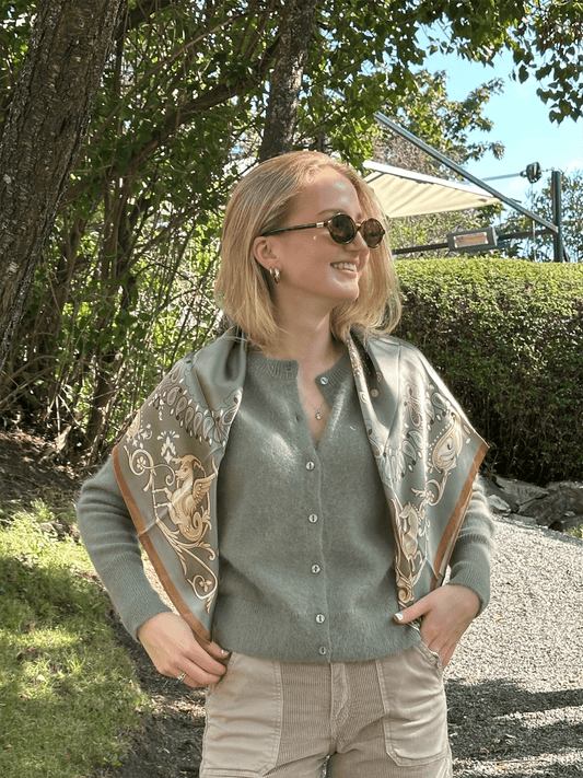 Lola Silk Scarf - Oliven - at home