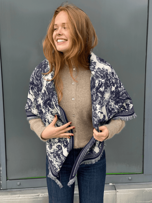 Trekantskjerf Toile de Jouy - Navy - at home